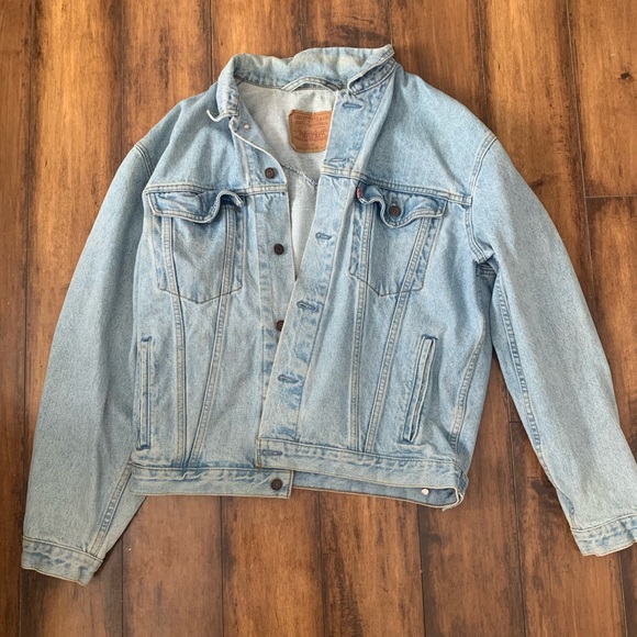 Oversized Women’s Levi’s jean jacket. - Picture 1 of 3